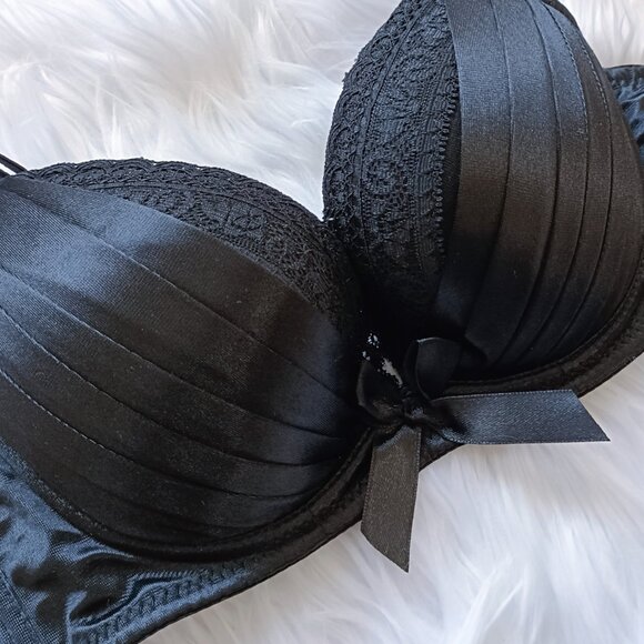 Black satiny push-up bra with bow and lace accents - Picture 2 of 5